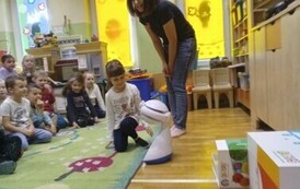 dzieci oglądają robota