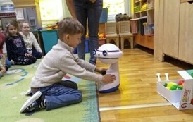chłopiec dotyka robota