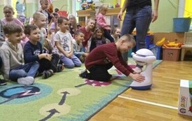 chłopiec dotyka robota