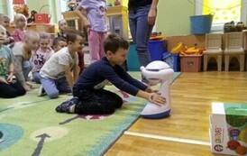 chłopiec dotyka robota