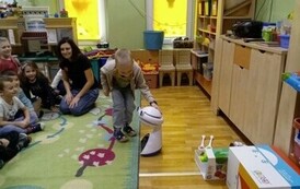 dzieci obserwują robota EMYSA