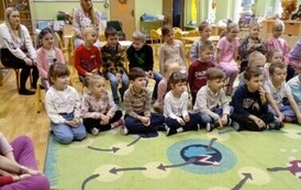 przedszkolaki słuchają robota