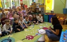 przedszkolaki rozmawiają z robotem