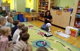dzieci obserwują robota EMYSA