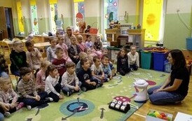 dzieci obserwują robota EMYSA