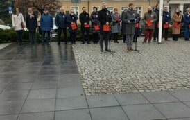 przedstawiciele Urzędu Miasta Zgierz przed urzędem