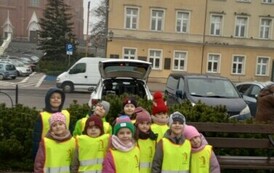 dzieci przed urzędem Miasta Zgierza