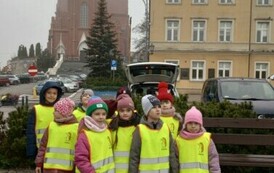 dzieci przed urzędem Miasta Zgierza