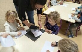 dzieci sprawdzają jakie rysunki powstały