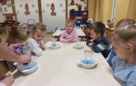 dzieci obserwują podnoszący się poziom wody w naczyniu 