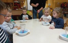 dzieci obserwują podnoszący się poziom wody w naczyniu 