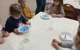 dzieci nalewają płynu do miseczek ze świeczką