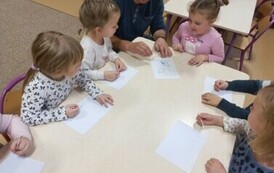 dzieci obserwują jakie obrazki powstały