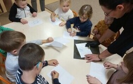 dzieci oglądają stworzone przez siebie obrazki 