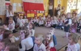 przedszkolaki oglądają film edukacyjny o symbolach narodowych