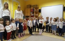 przedszkolaki śpiewają hymn Polski