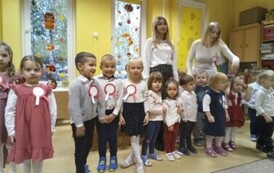 przedszkolaki śpiewają hymn Polski