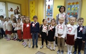 przedszkolaki w uroczystych strojach