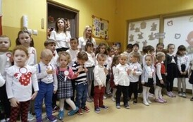 przedszkolaki śpiewają hymn Polski