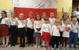 przedszkolaki na tle flagi Polski