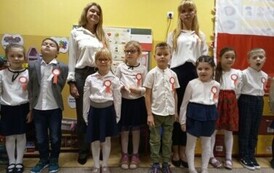 przedszkolaki śpiewają hymn Polski