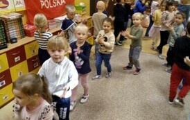dzieci idą w pociągu