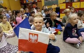 dziecko pokazuje flagę Polski