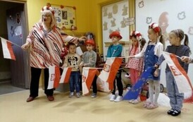 dzieci trzymają w rękach flagi Polski