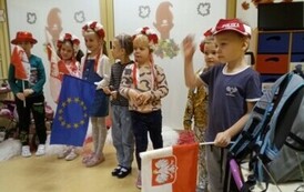 dzieci z flagami Polski