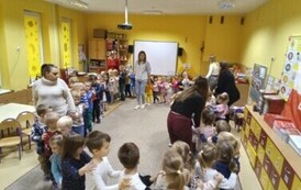 dzieci tworzą pociąg