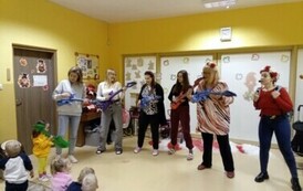 nauczycielki grają na zabawkowych instrumentach