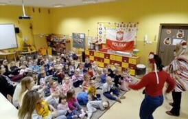 przedszkolaki oglądają występy pani Uli Pakuły