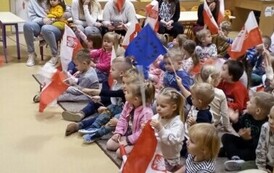 dzieci z flagami Polski podczas koncertu