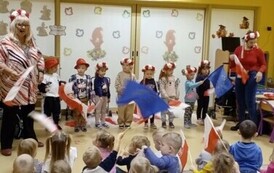dzieci z flagami Polski podczas koncertu