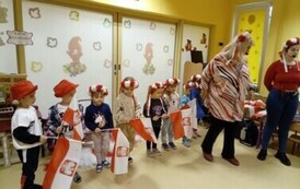 dzieci w kapeluszach i z flagami Polski