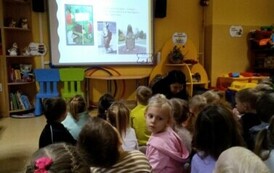 dzieci oglądają prezentację multimedialną o Wandzie Chotomskiej