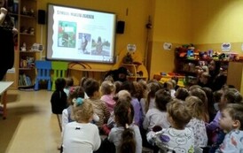dzieci oglądają prezentację multimedialną o Wandzie Chotomskiej