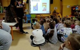 dzieci oglądają prezentację multimedialną 