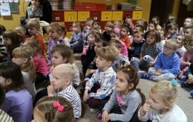 dzieci siedzą i słuchają informacji o patronce Wandzie Chotomskiej