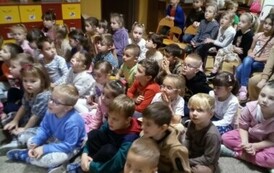 dzieci podczas apelu o patronce przedszkola