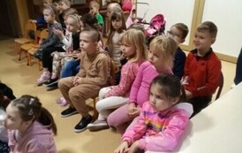 dzieci siedzą i słuchają informacji o patronce Wandzie Chotomskiej