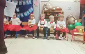 dzieci z grupy 2 siedzą na krzesełkach