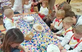 dzieci z rodzicami ozdabiają misie