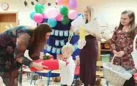 pani dyrektor pasuje dziecko na przedszkolaka