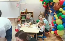 dzieci wraz z rodzicami biorą udział w warsztatach