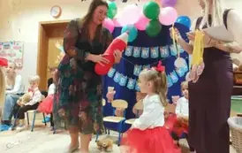 pani dyrektor pasuje dziecko na przedszkolaka