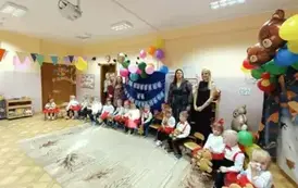 dzieci z grupy 2 z wychowawczyniami pozują do zdjęcia