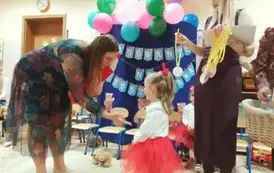 pani dyrektor wręcza dyplom