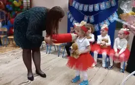 pani dyrektor pasuje dziecko na przedszkolaka