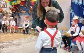 pani dyrektor pasuje dziecko na przedszkolaka